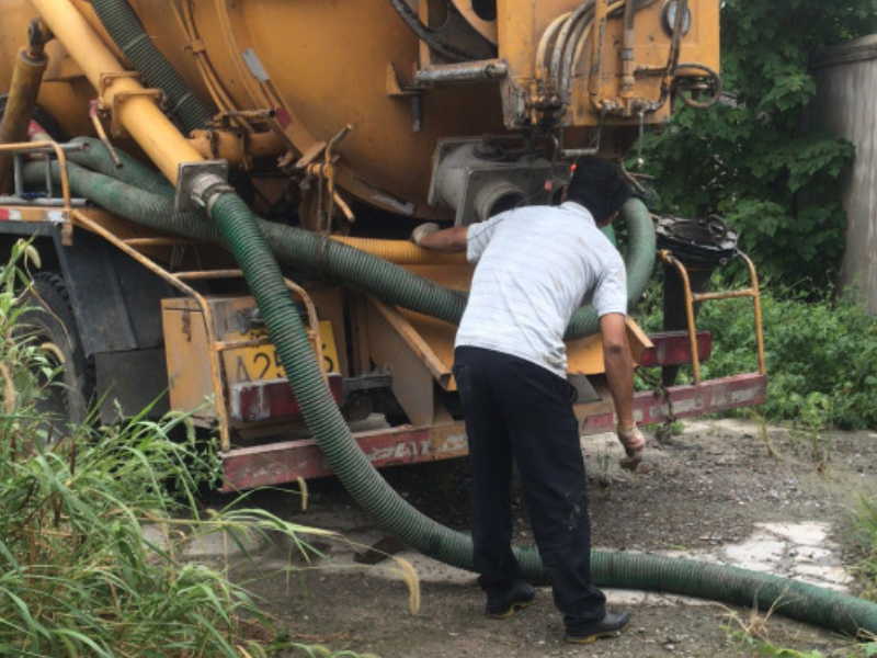 海珠建设路疏通下水道