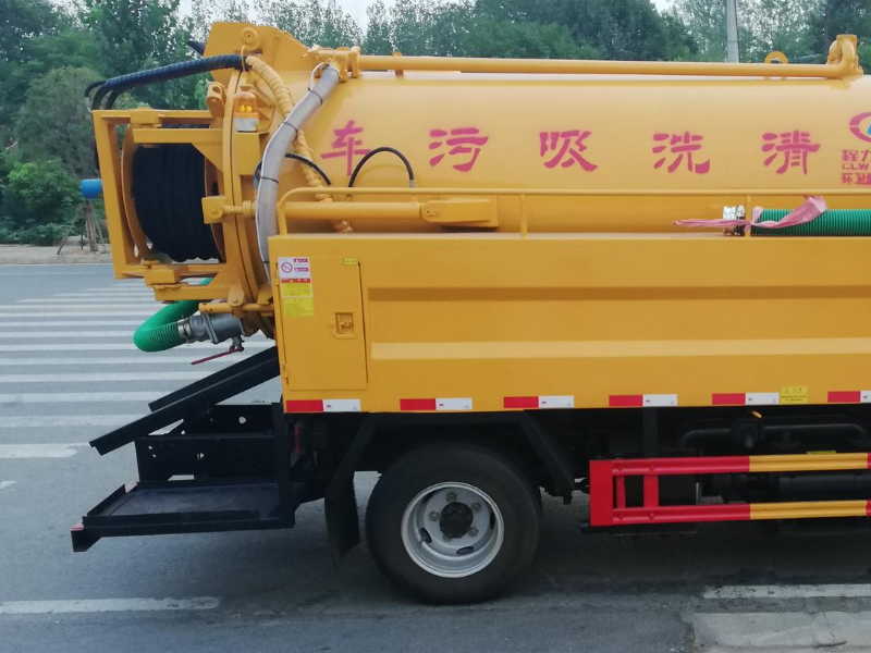 海珠建设路疏通下水道